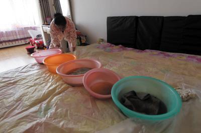 长子楼上漏水，住户失联，小区没物管，业主维权难！律师来支招……